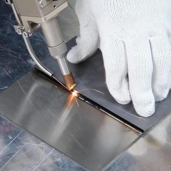Handheld laser cleaning machine. Handheld laser cleaning machine.